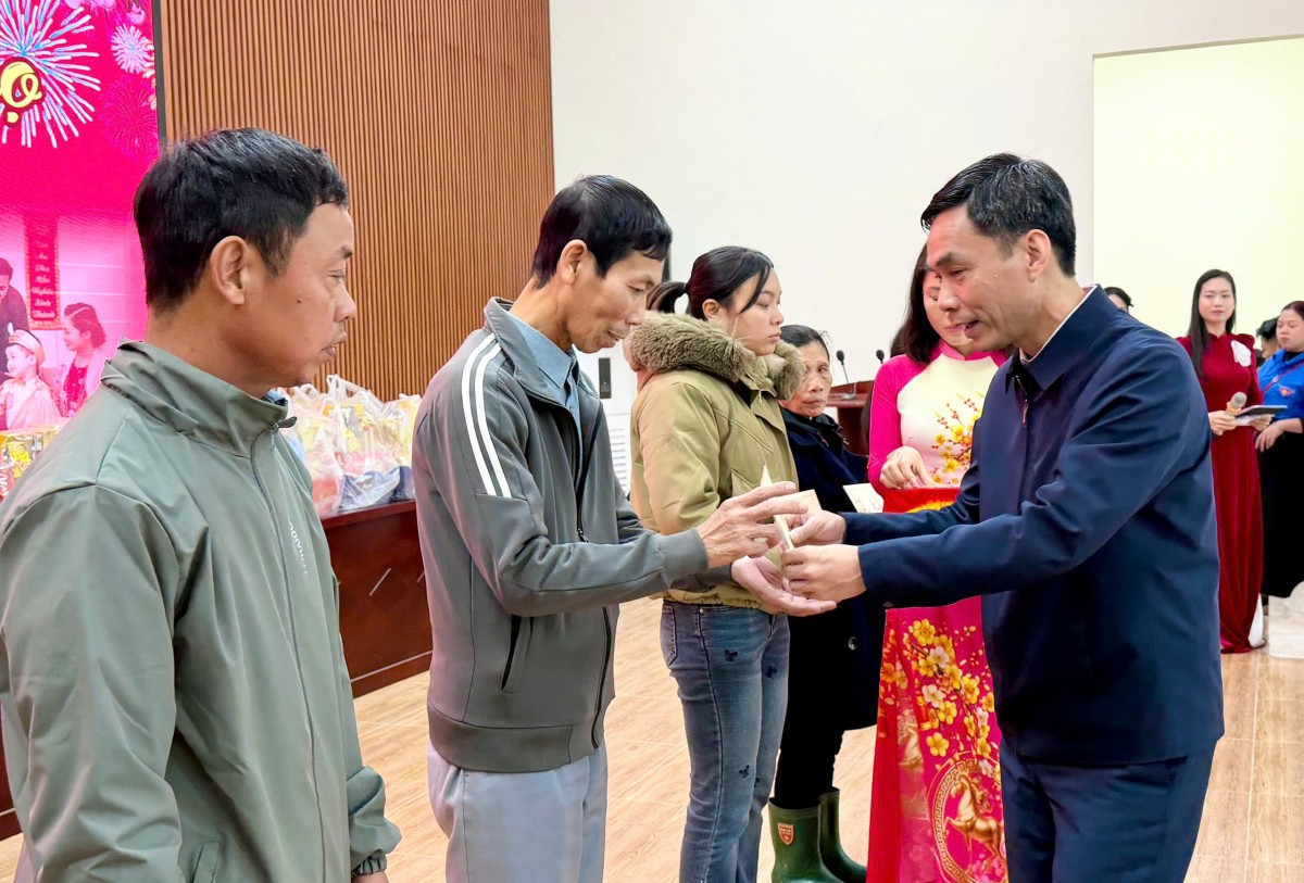 Đoài Phương lan tỏa “Tết sum vầy”, trao quà gần 800 triệu đồng cho người dân khó khăn Đoài Phương lan tỏa “Tết sum vầy”, trao quà gần 800 triệu đồng cho người dân khó khăn