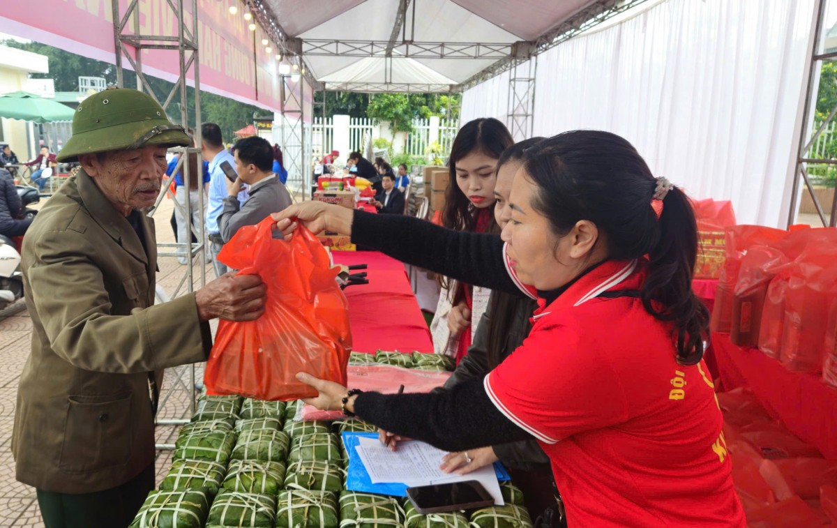 Đoài Phương lan tỏa “Tết sum vầy”, trao quà gần 800 triệu đồng cho người dân khó khăn Đoài Phương lan tỏa “Tết sum vầy”, trao quà gần 800 triệu đồng cho người dân khó khăn