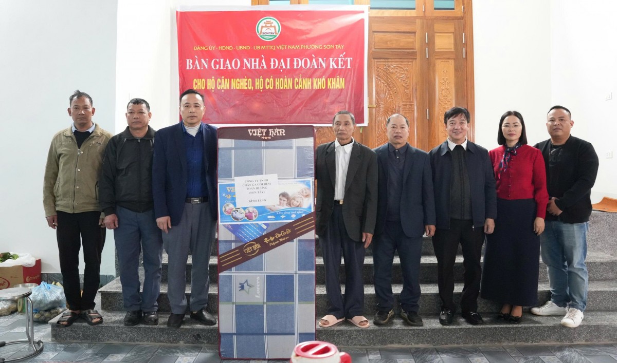 Phường Sơn Tây: Mặt trận phát huy vai trò nòng cốt, bàn giao 7 nhà Đại đoàn kết cho hộ khó khăn
