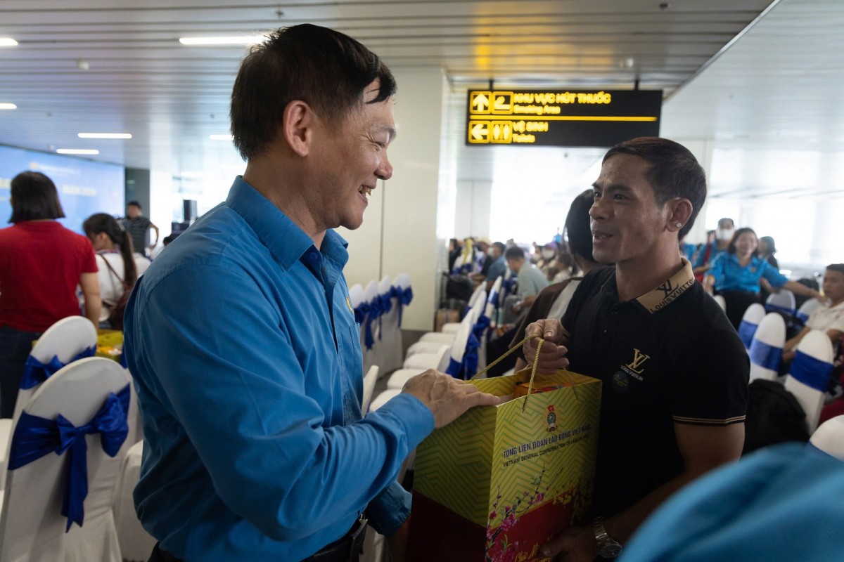 “Chuyến bay Công đoàn - Xuân 2026” đưa hơn 550 đoàn viên, người lao động về quê đón Tết