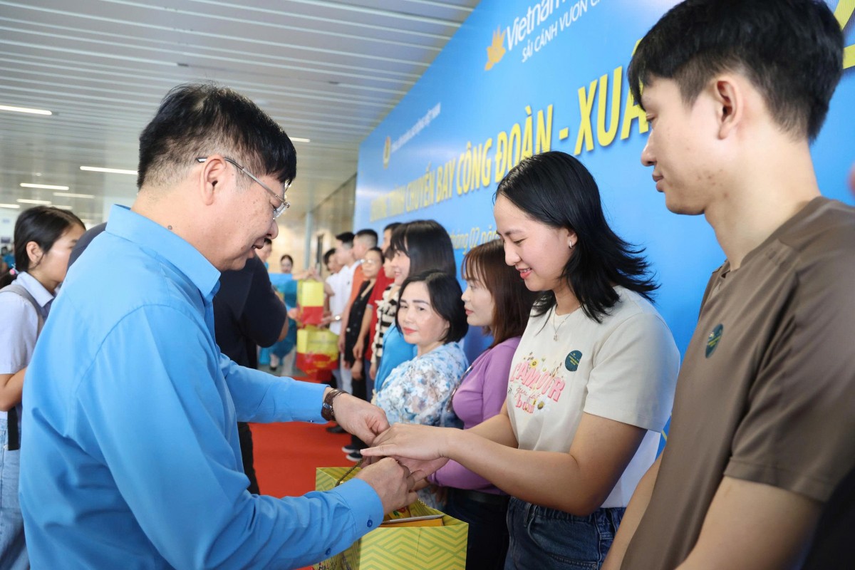 “Chuyến bay Công đoàn - Xuân 2026” đưa hơn 550 đoàn viên, người lao động về quê đón Tết