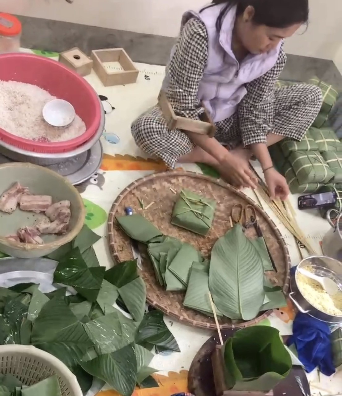 Gia đình Hà Nội giữ nếp tự gói bánh chưng mỗi dịp Tết Gia đình Hà Nội giữ nếp tự gói bánh chưng mỗi dịp Tết