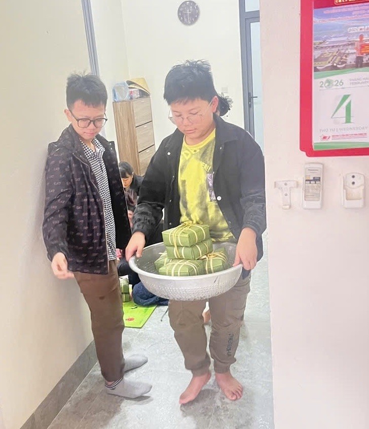 Gia đình Hà Nội giữ nếp tự gói bánh chưng mỗi dịp Tết Gia đình Hà Nội giữ nếp tự gói bánh chưng mỗi dịp Tết