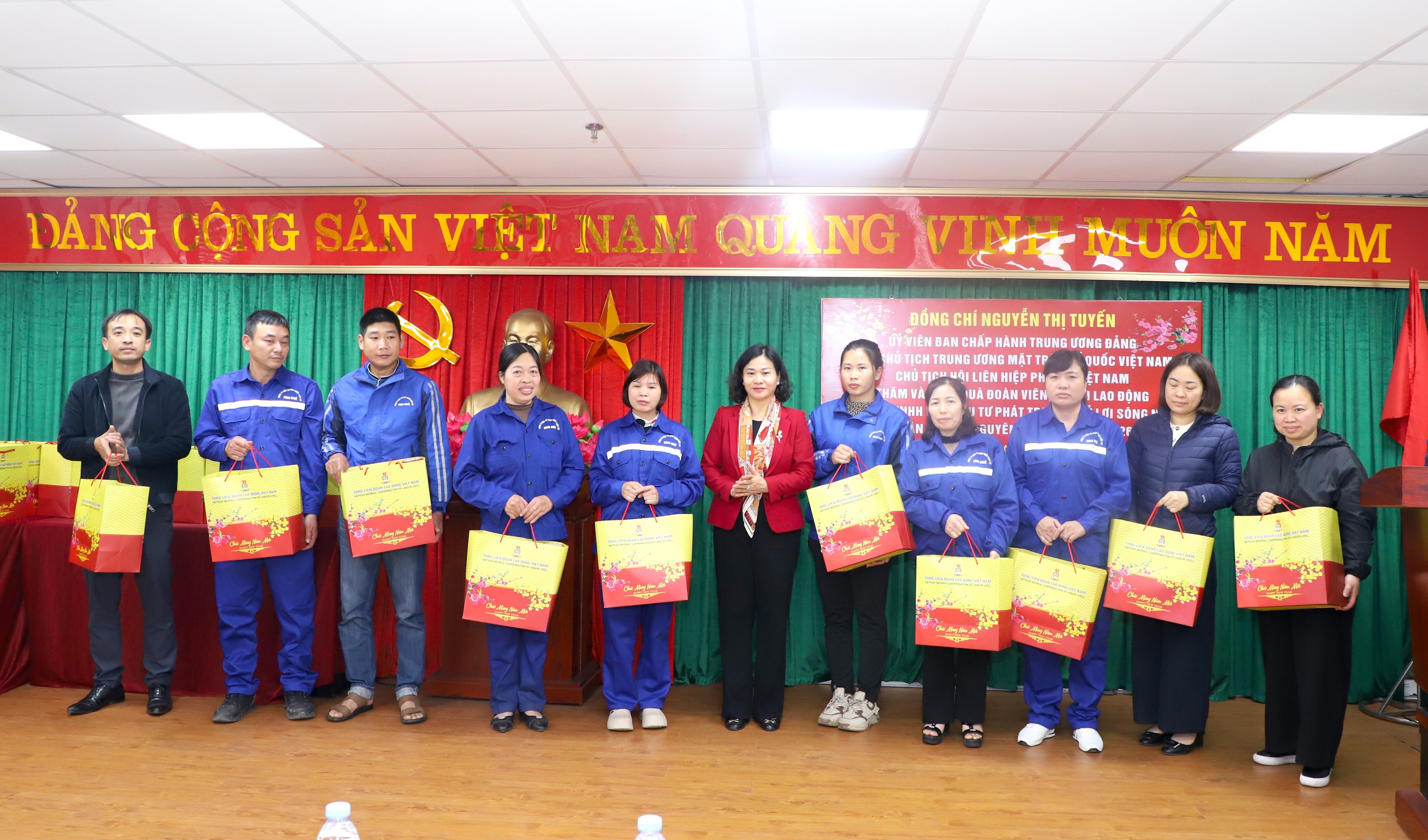 Công nhân Công ty Thủy lợi Sông Nhuệ đón nhận những suất quà Tết ý nghĩa