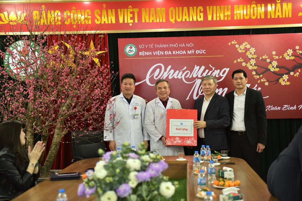 Trao tặng 58 suất quà tới bệnh nhân BHYT có hoàn cảnh khó khăn tại các bệnh viện Trao tặng 58 suất quà tới bệnh nhân BHYT có hoàn cảnh khó khăn tại các bệnh viện