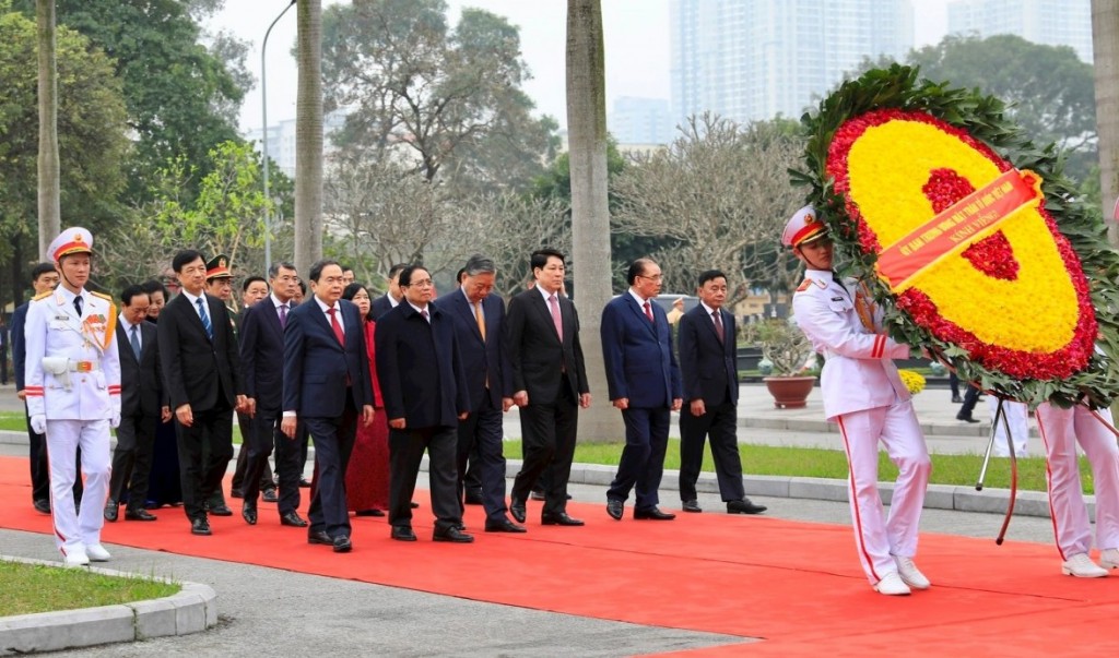 Lãnh đạo Đảng, Nhà nước và thành phố Hà Nội dâng hương tại Nghĩa trang Mai Dịch