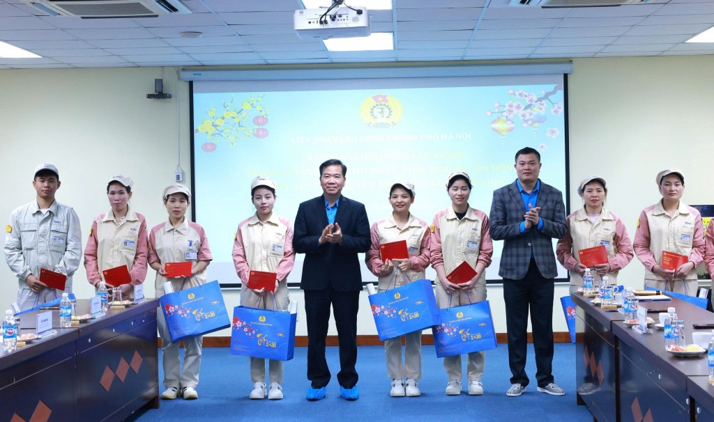 Những món quà Tết ấm áp đến với công nhân lao động trong các Khu công nghiệp Hà Nội