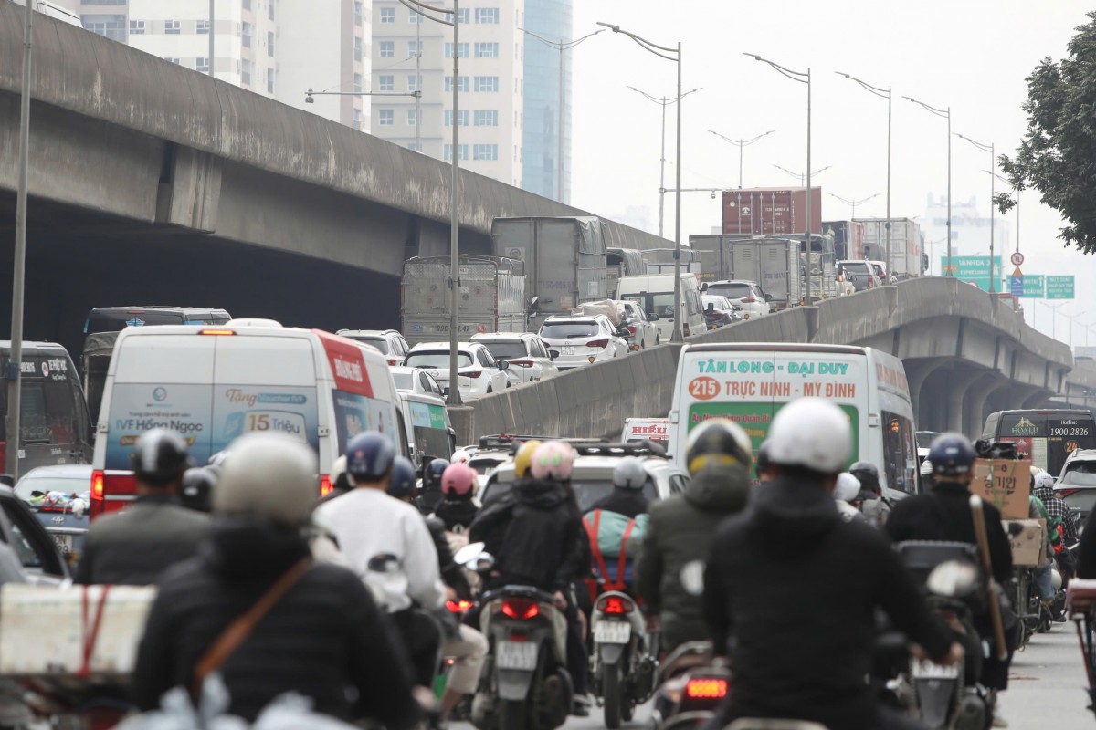 CSGT Hà Nội linh hoạt điều tiết giao thông cửa ngõ chiều cuối năm