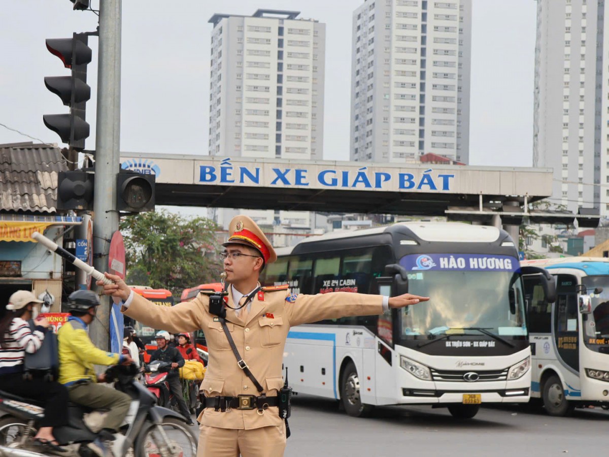 CSGT Hà Nội linh hoạt điều tiết giao thông cửa ngõ chiều cuối năm