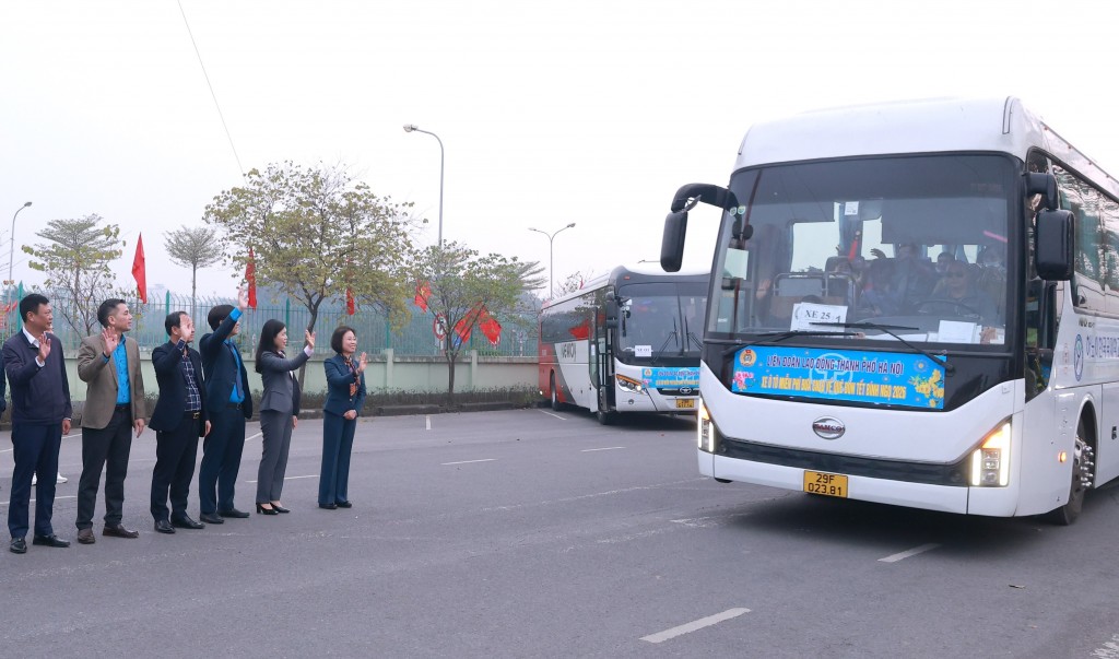 LĐLĐ thành phố Hà Nội tổ chức 26 chuyến xe đưa 1.200 công nhân về quê đón Tết