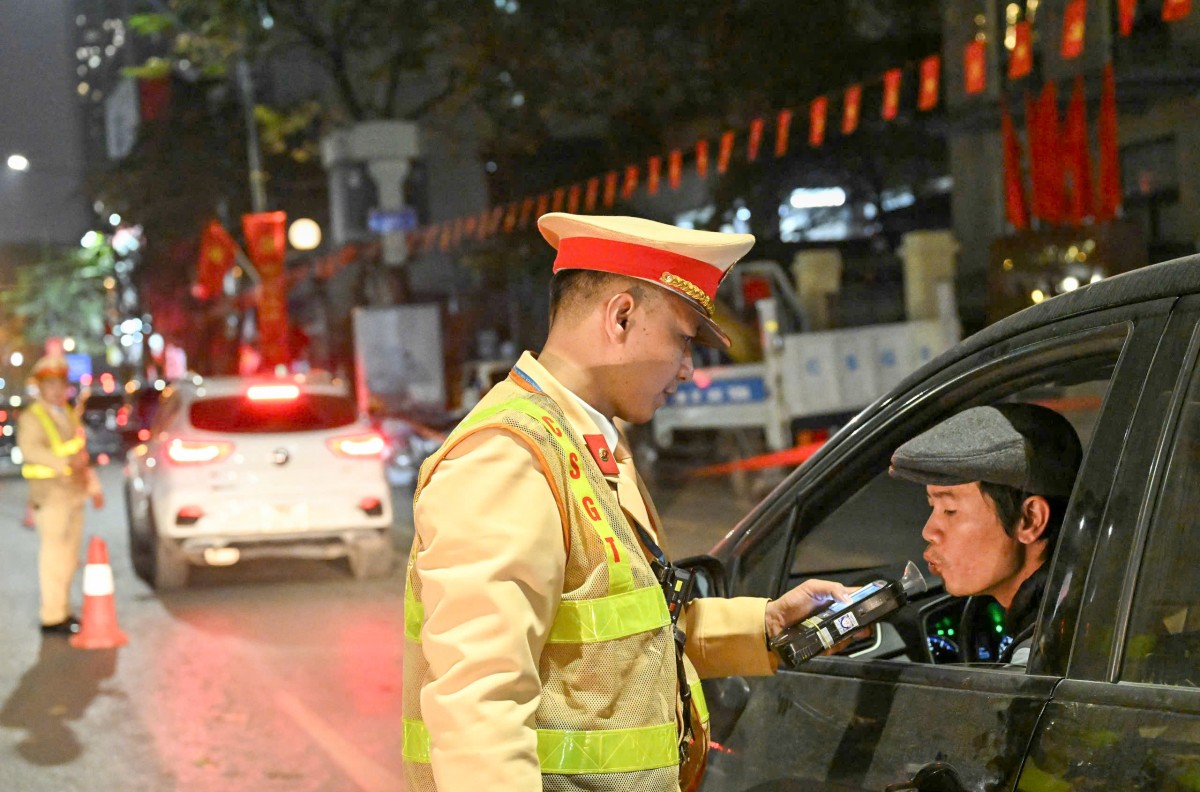CSGT Hà Nội kiểm soát nồng độ cồn xuyên đêm, phát hiện 85 trường hợp vi phạm