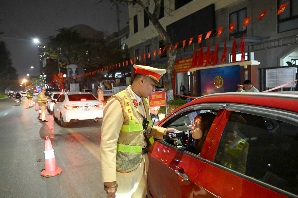 CSGT Hà Nội kiểm soát nồng độ cồn xuyên đêm, phát hiện 85 trường hợp vi phạm