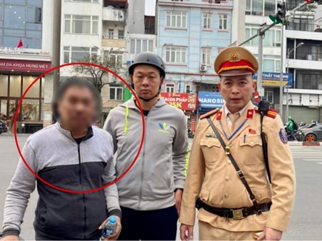 Hà Nội: Tìm thấy người thân đi lạc nhờ thông báo từ Cảnh sát giao thông Hà Nội: Tìm thấy người thân đi lạc nhờ thông báo từ Cảnh sát giao thông