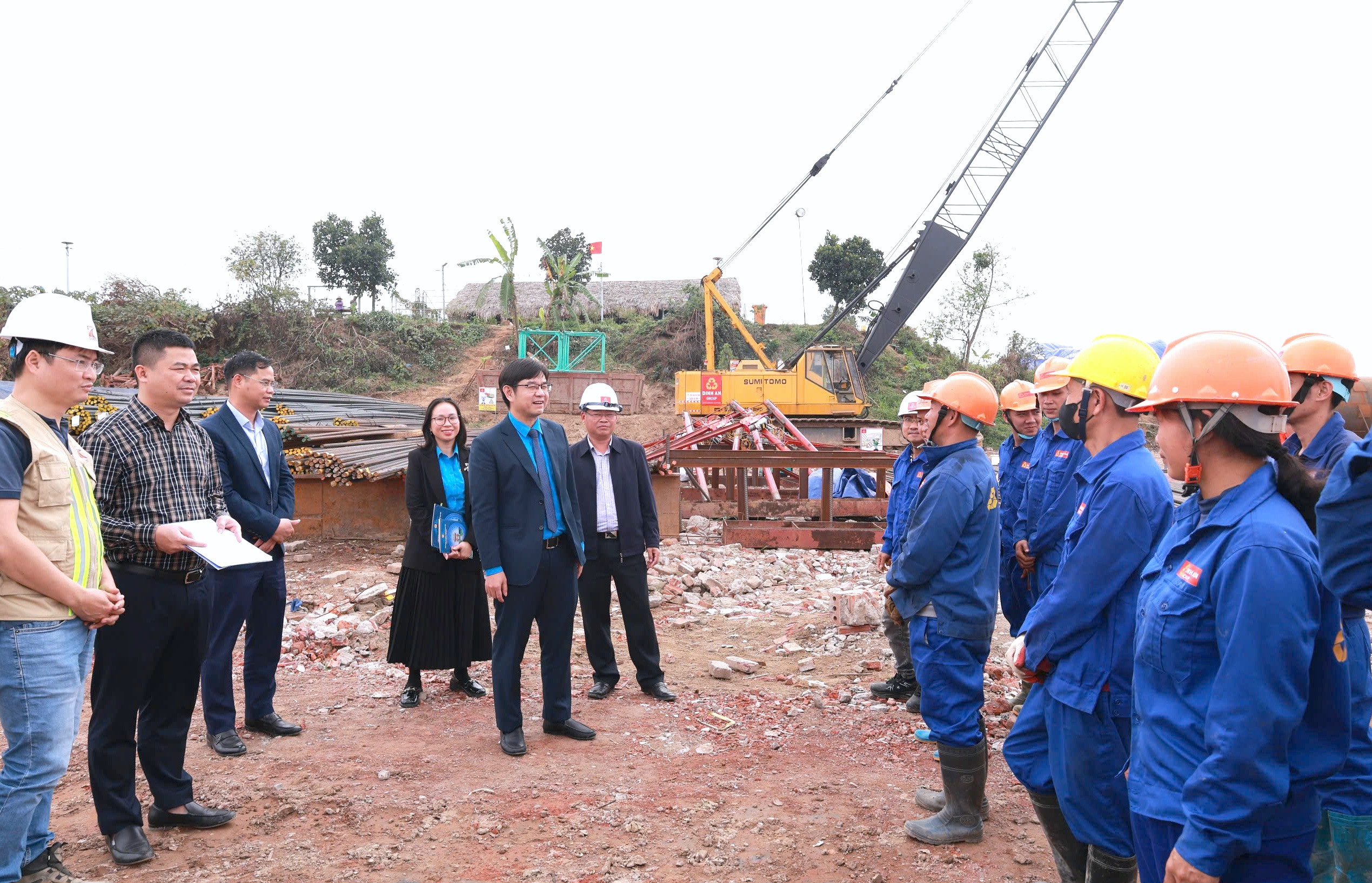 Công đoàn Thủ đô tiếp thêm tinh thần cho những công nhân làm việc xuyên Tết