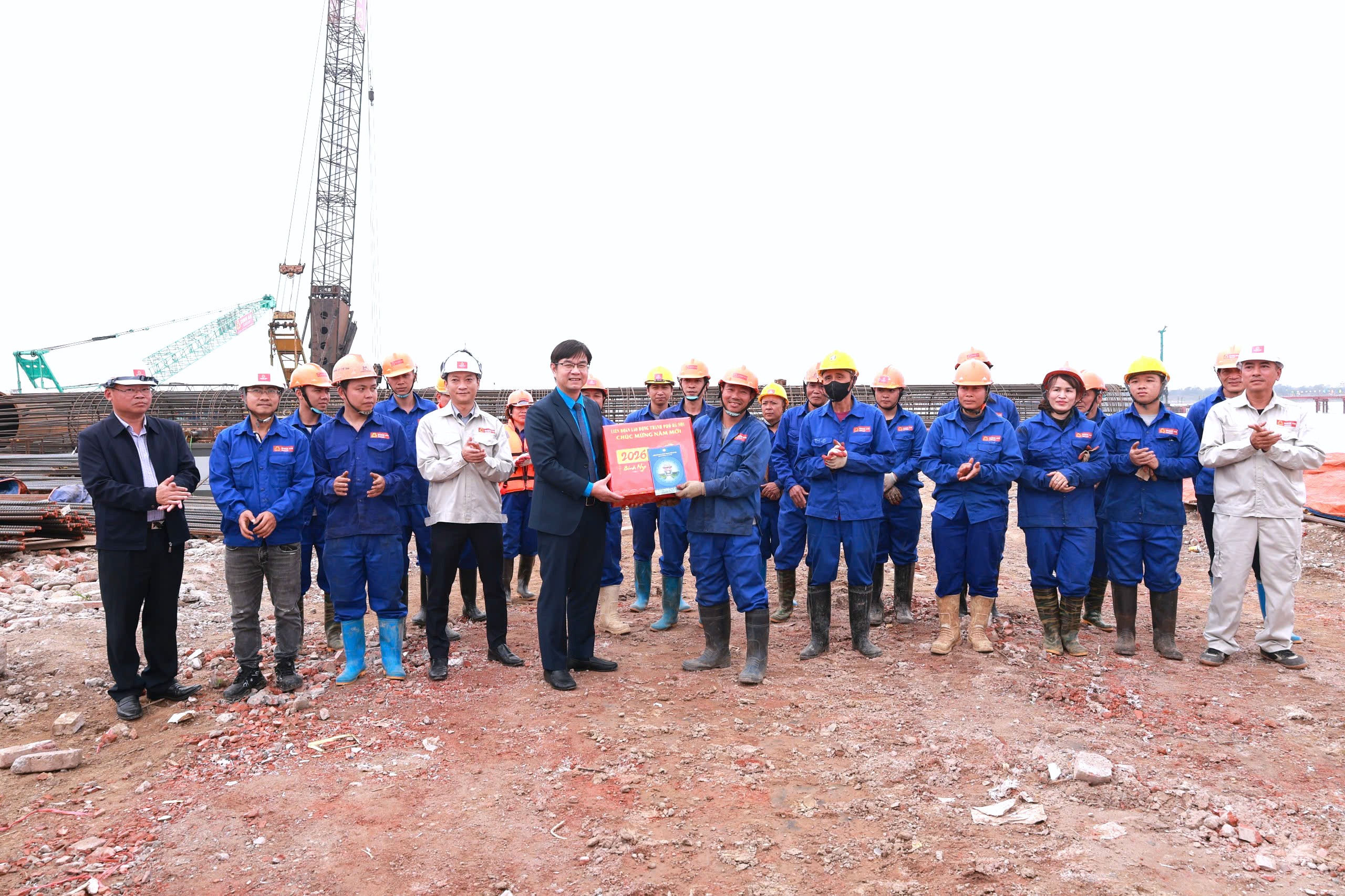 Công đoàn Thủ đô tiếp thêm tinh thần cho những công nhân làm việc xuyên Tết