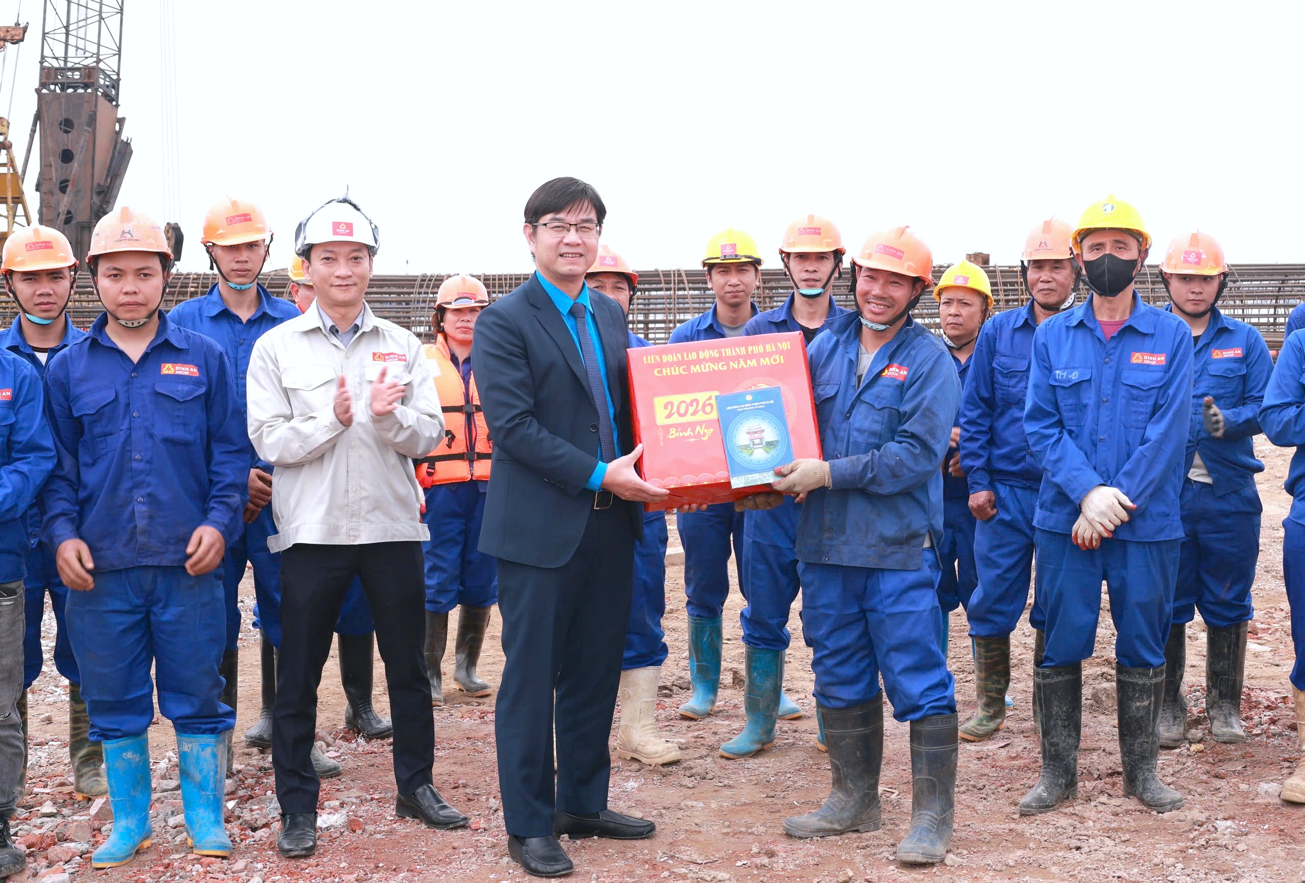 Tết trên những công trình trọng điểm của Thủ đô - ấm áp nghĩa tình