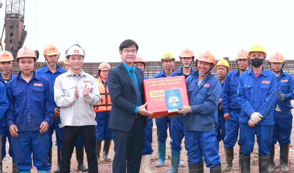 Tết trên những công trình trọng điểm của Thủ đô - ấm áp nghĩa tình