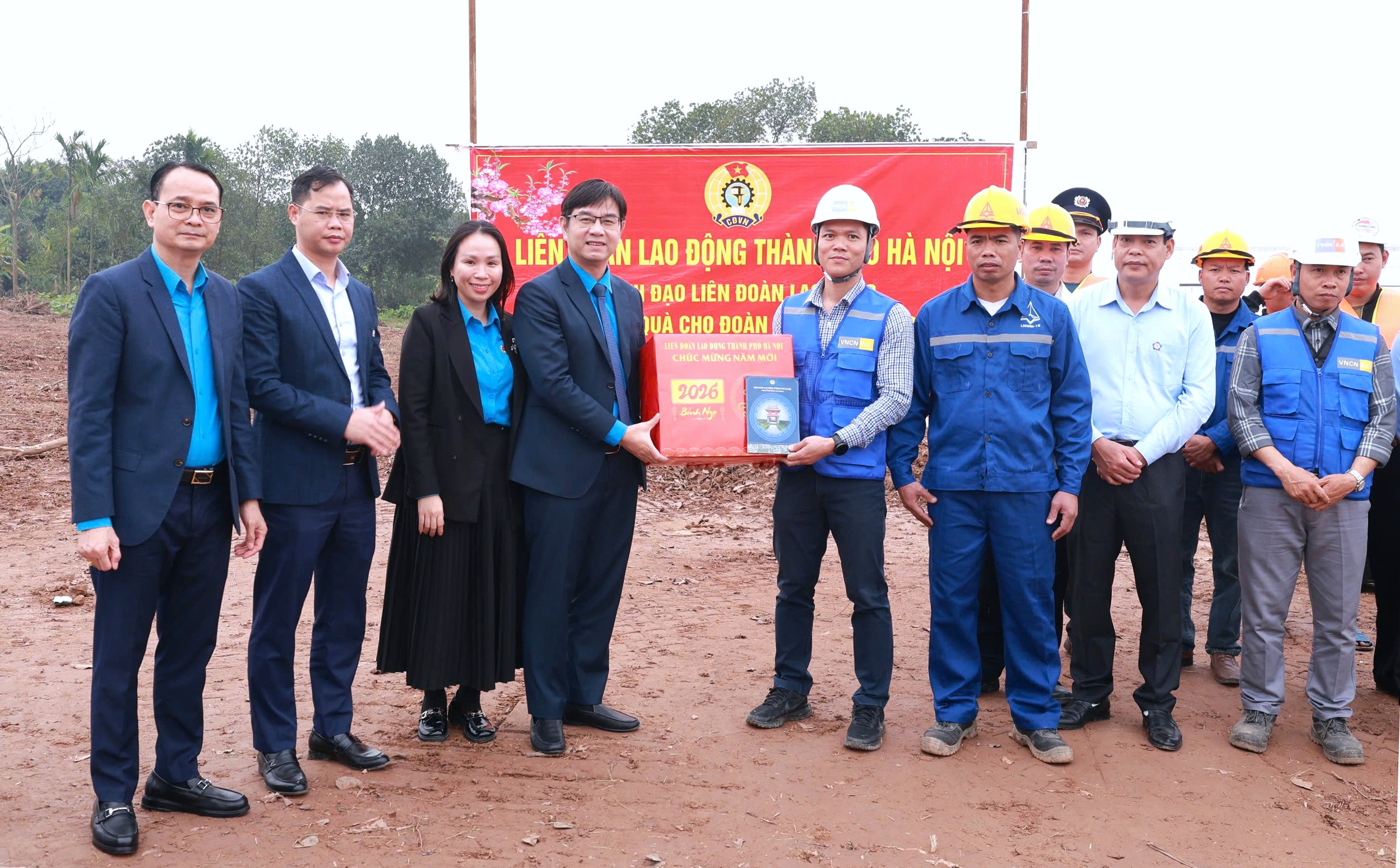 Công đoàn Thủ đô tiếp thêm tinh thần cho những công nhân làm việc xuyên Tết