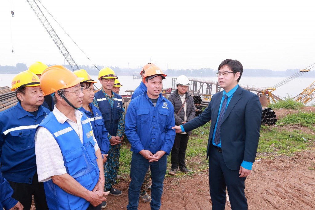 Công đoàn Thủ đô tiếp thêm tinh thần cho những công nhân làm việc xuyên Tết