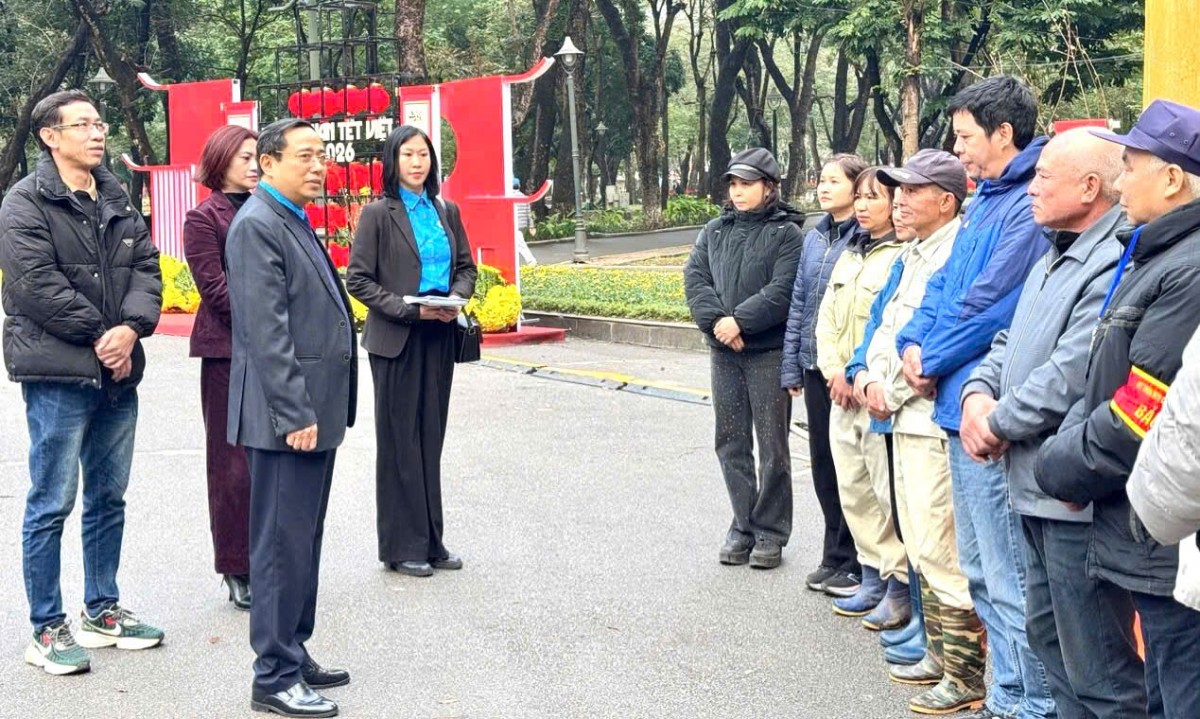 Công đoàn phường Kim Liên thăm, tặng quà động viên đoàn viên, người lao động trực Tết Công đoàn phường Kim Liên thăm, tặng quà động viên đoàn viên, người lao động trực Tết