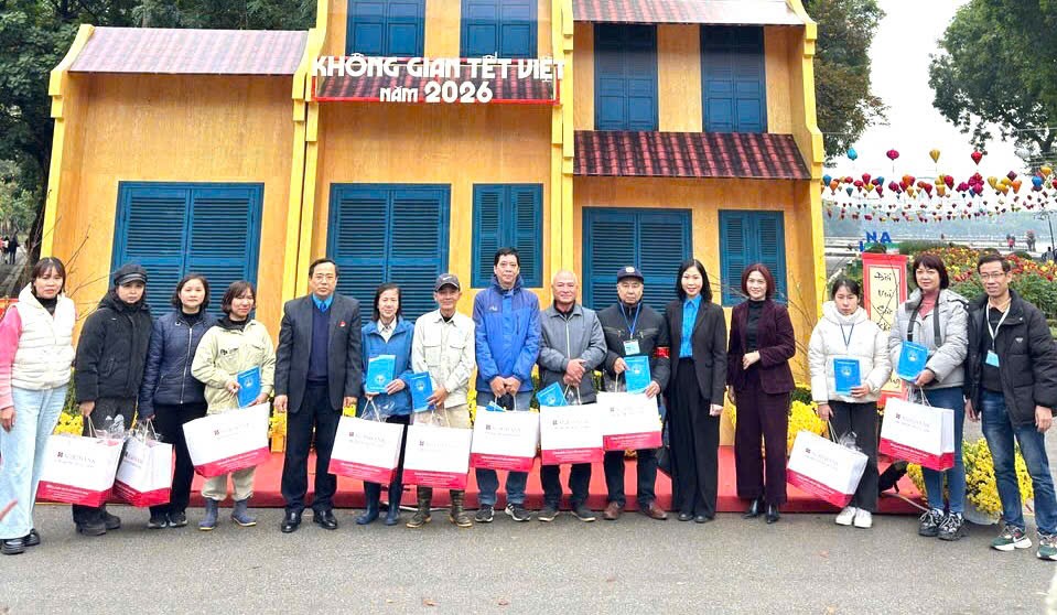 Công đoàn phường Kim Liên thăm, tặng quà động viên đoàn viên, người lao động trực Tết Công đoàn phường Kim Liên thăm, tặng quà động viên đoàn viên, người lao động trực Tết