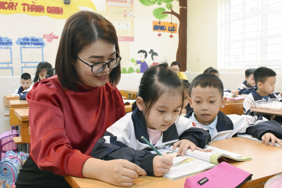 Từ năm học 2026 - 2027, học sinh cả nước sẽ sử dụng một bộ SGK thống nhất. Từ năm học 2026 - 2027, học sinh cả nước sẽ sử dụng một bộ SGK thống nhất.