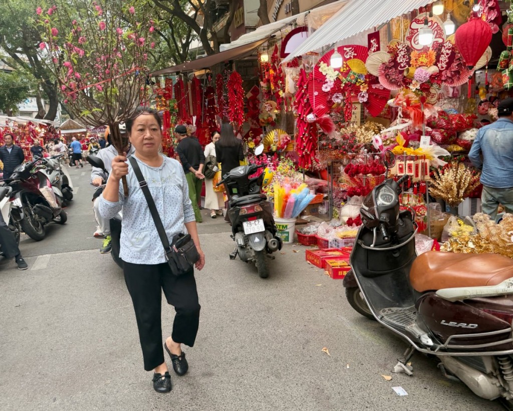 Chợ hoa Tết văn minh, người dân vui mừng, phấn khởi