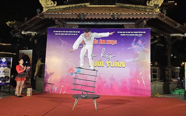 Nhà hát Nghệ thuật Xiếc và Tạp kỹ Hà Nội biểu diễn phục vụ Nhân dân tại Nhà Bát Giác