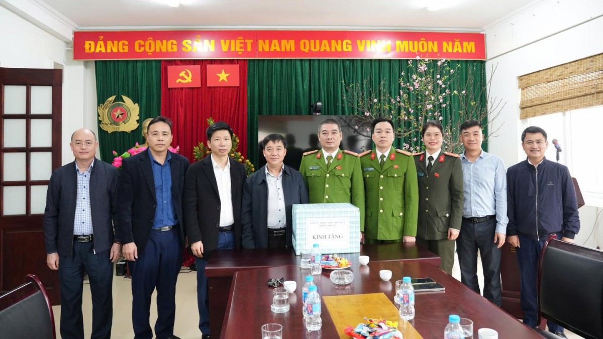 Sơn Tây: Thăm, tặng quà các đơn vị trực Tết Nguyên đán Bính Ngọ 2026