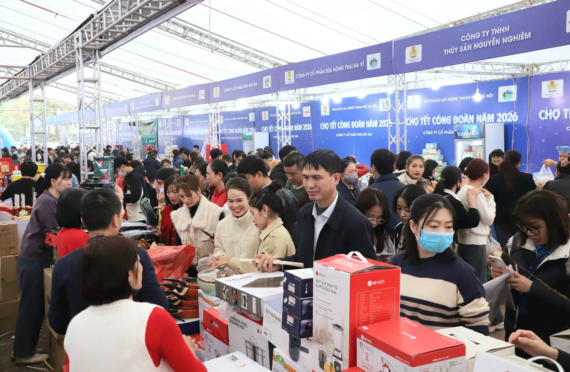Công nhân lao động mua sắm tại chương trình “Chợ Tết Công đoàn”.