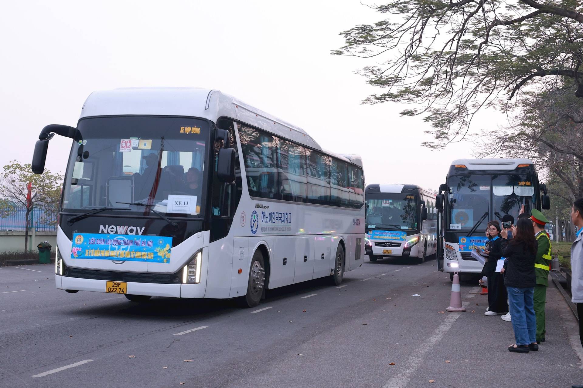 Những chuyến xe Công đoàn đưa công nhân về quê ăn Tết.