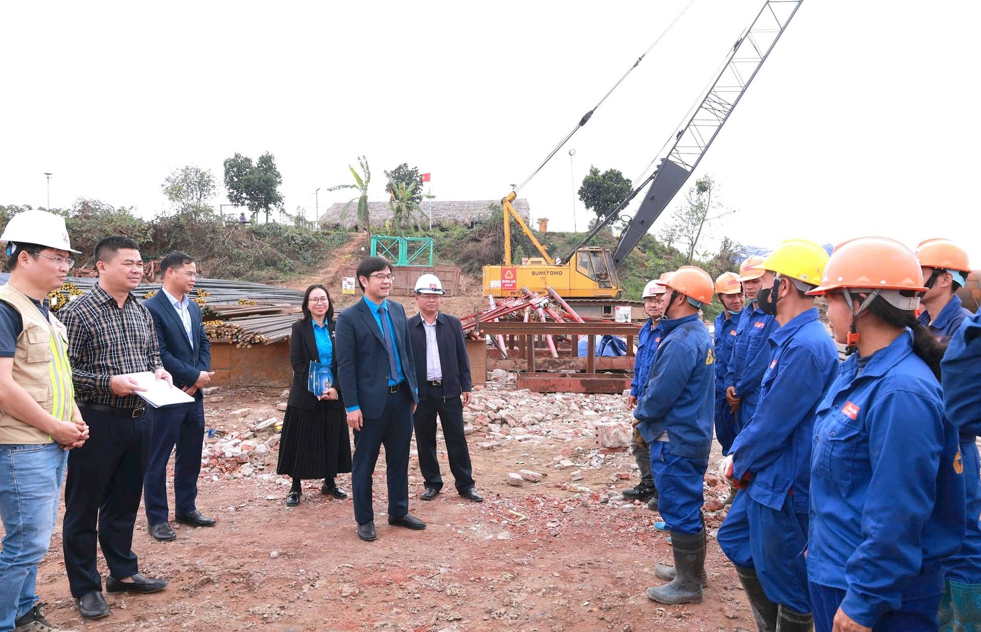 Lãnh đạo Liên đoàn Lao động thành phố Hà Nội thăm, động viên công nhân lao động làm việc xuyên Tết tại công trường thi công dự án cầu Thượng Cát.