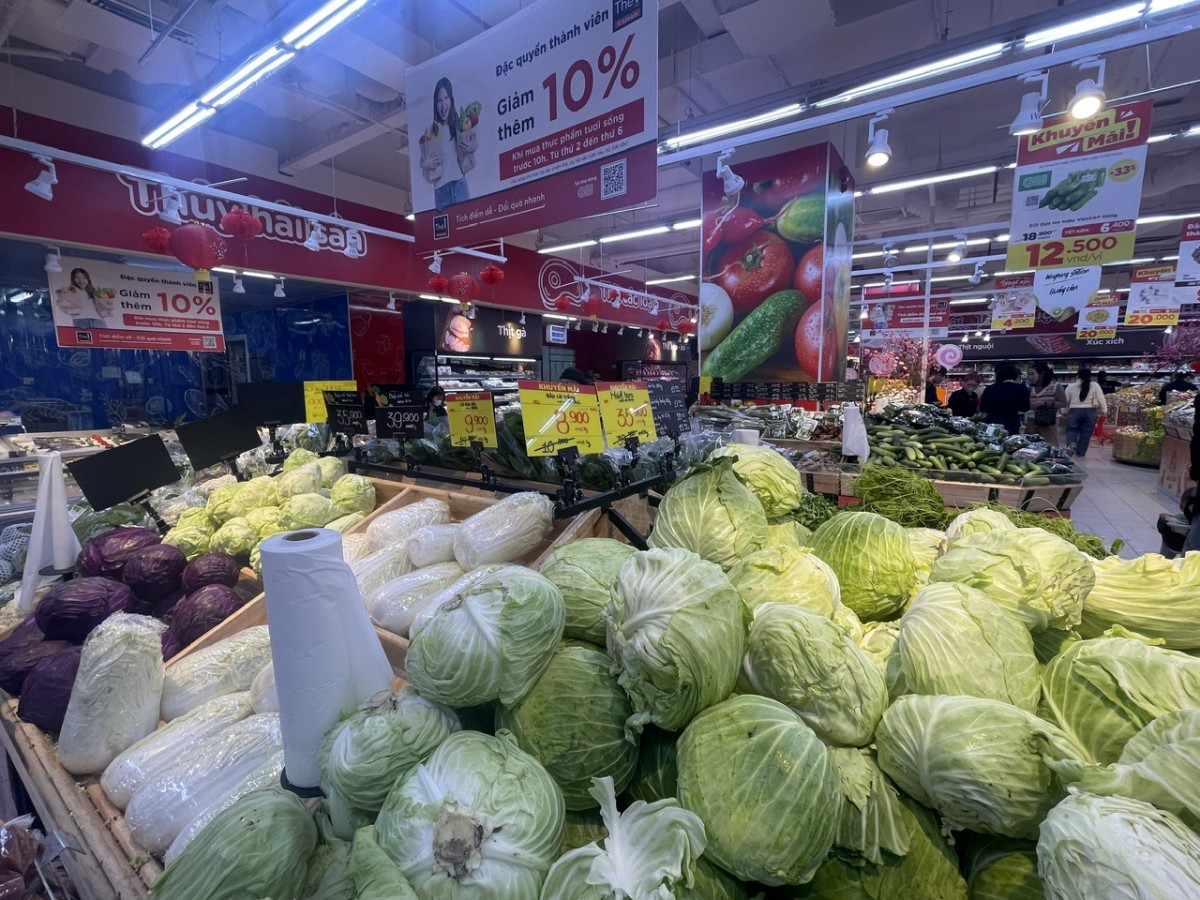 Mùng 3 Tết: Thị trường nhộn nhịp trở lại, giá cả tăng nhẹ