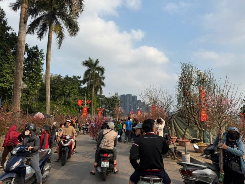Không khí sắm Tết nhộn nhịp tại Hà Nội những ngày giáp Tết Không khí sắm Tết nhộn nhịp tại Hà Nội những ngày giáp Tết