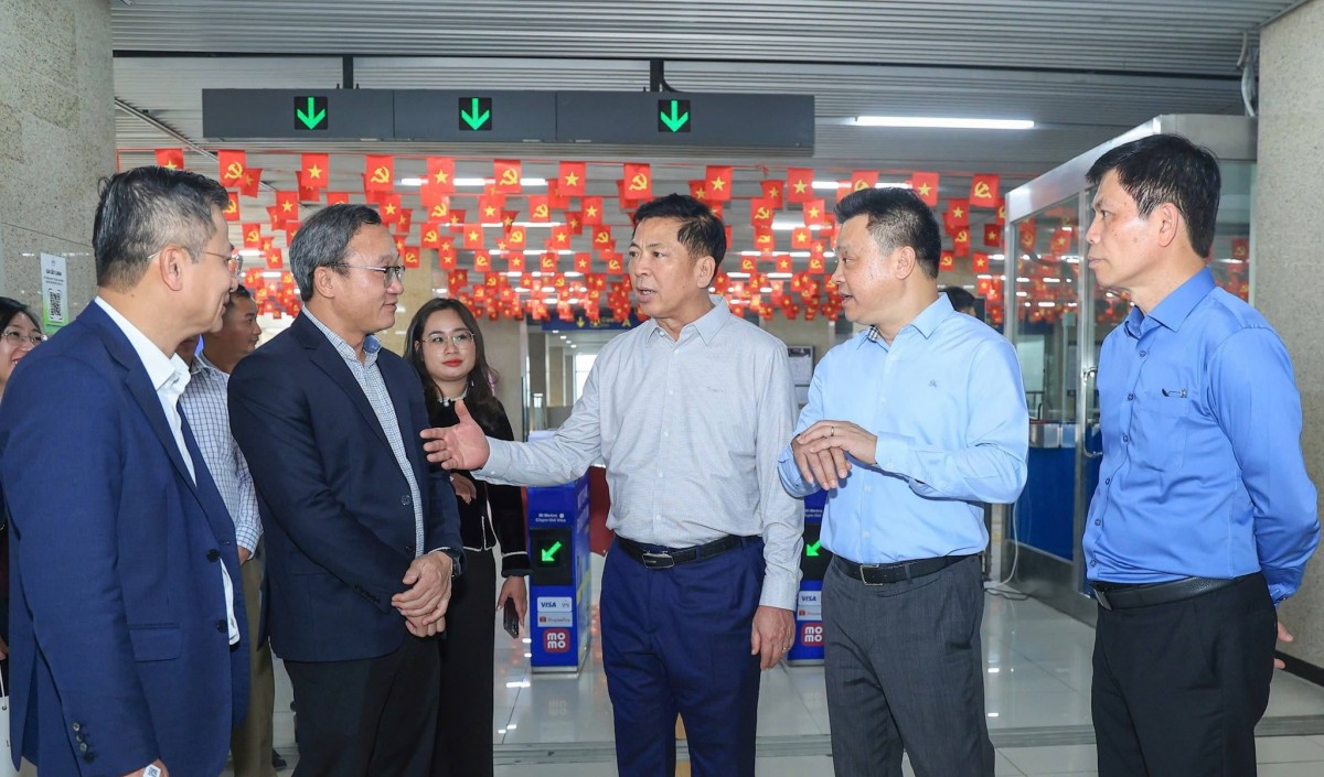 Bộ trưởng Trần Hồng Minh kiểm tra công tác phục vụ vận tải hành khách Tết Bính Ngọ 2026 tại Hanoi Metro Bộ trưởng Trần Hồng Minh kiểm tra công tác phục vụ vận tải hành khách Tết Bính Ngọ 2026 tại Hanoi Metro