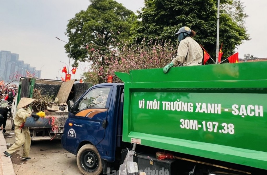 Công nhân môi trường tăng tốc giữ phố phường Thủ đô sạch đẹp đón Xuân