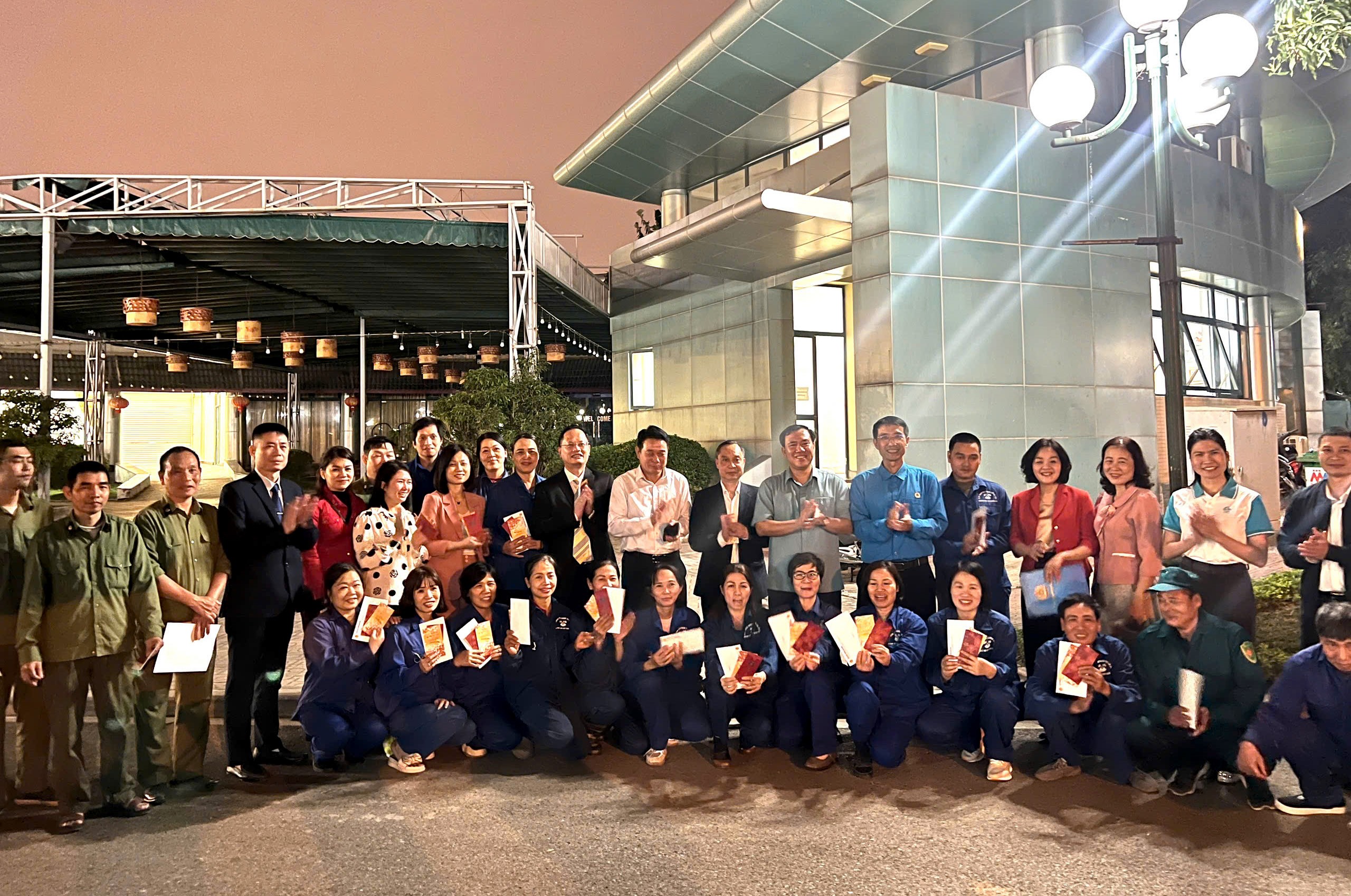 Phường Xuân Đỉnh trực tiếp thăm hỏi, tặng quà cho người lao động khó khan dịp tết Bính Ngọ Phường Xuân Đỉnh trực tiếp thăm hỏi, tặng quà cho người lao động khó khan dịp tết Bính Ngọ
