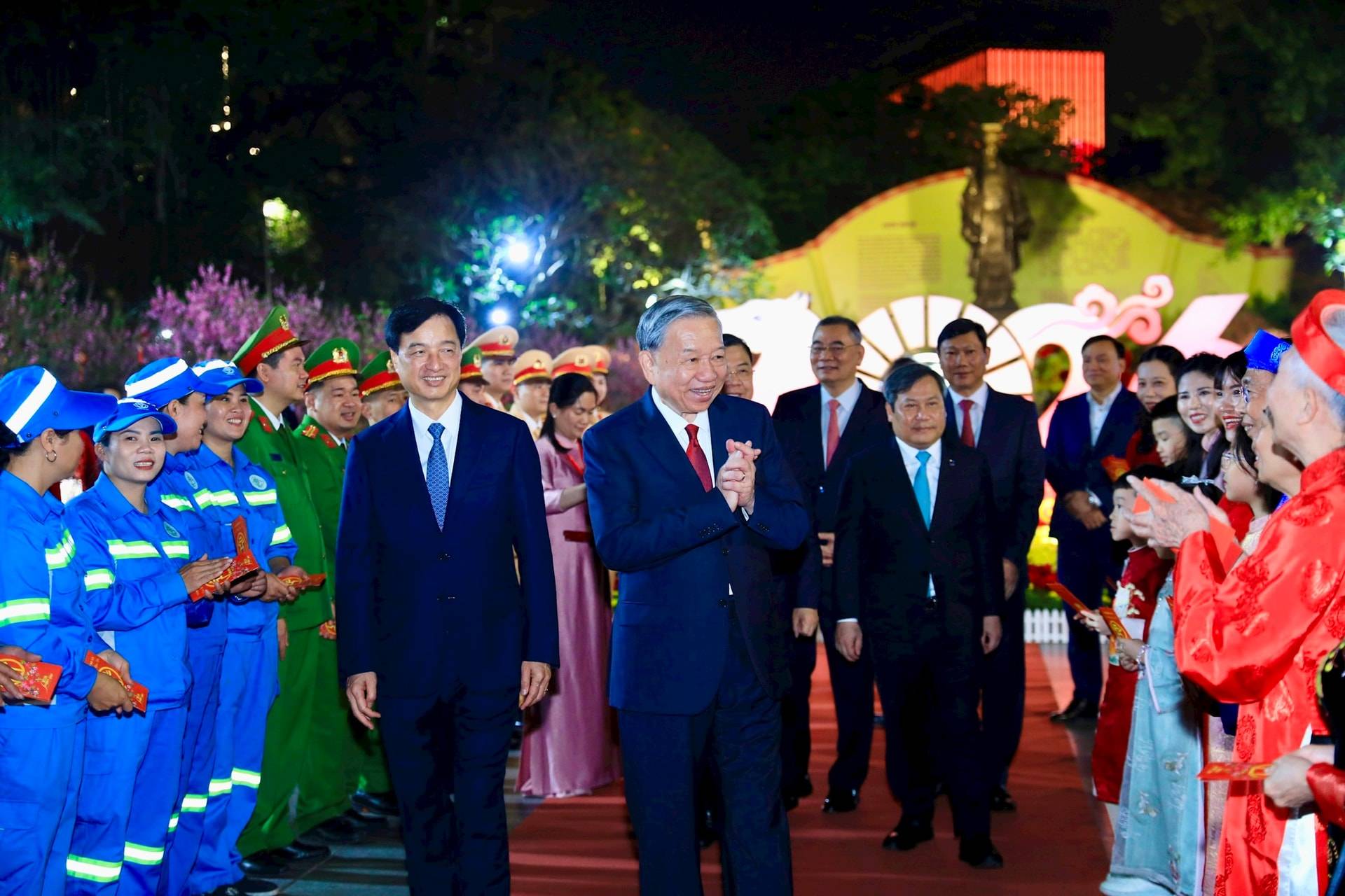 Tổng Bí Thư Tô Lâm Và Bí Thư Thành Ủy Hà Nội Nguyễn Duy Ngọc Gặp Gỡ Nhân Dân Thủ Đô. Ảnh: Thành Thái