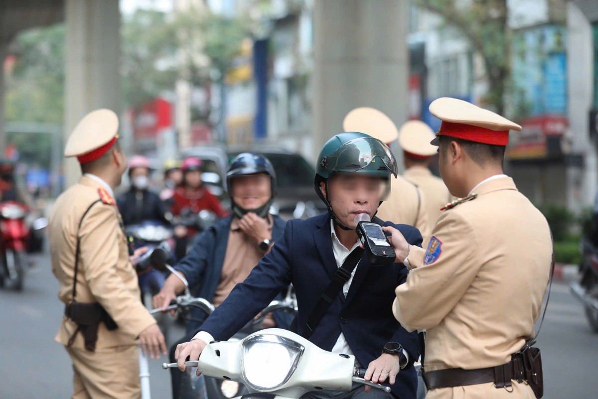 Công an Hà Nội quyết liệt xử lý vi phạm nồng độ cồn ngay từ sáng mùng 1 Tết Bính Ngọ