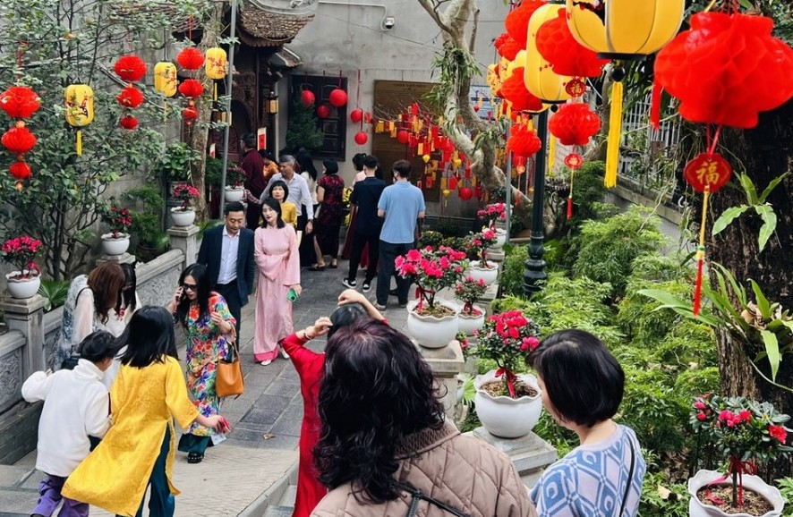 Mùng 1 Tết: Người dân Thủ đô nô nức đi lễ, gìn giữ nét đẹp văn hóa tâm linh ngày Xuân