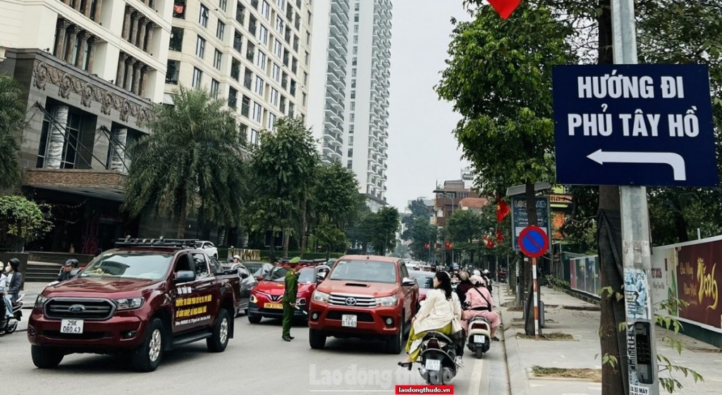 Lực lượng chức năng căng mình điều tiết giao thông phục vụ người dân đi lễ đầu năm tại Phủ Tây Hồ