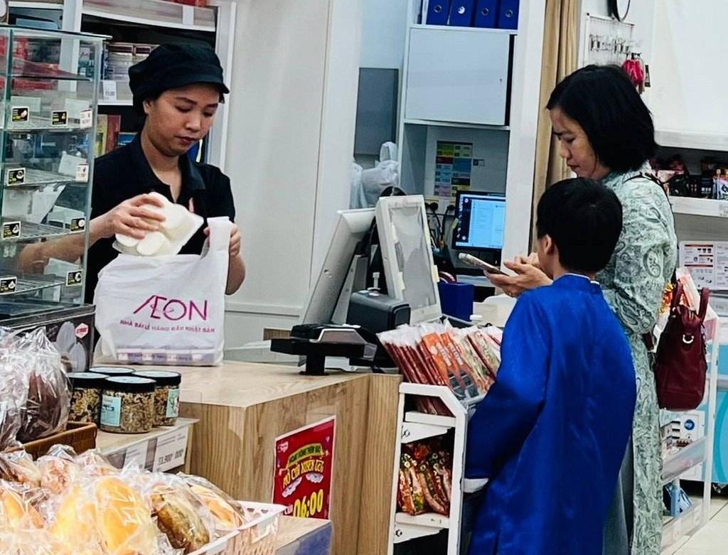 Nhiều lao động chọn ở lại thành phố làm việc xuyên Tết để tăng thu nhập