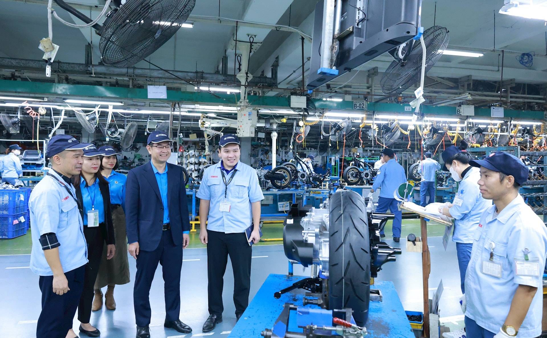 Lãnh đạo Liên đoàn Lao động thành phố Hà Nội thăm, động viên sản xuất tại Công ty TNHH Yamaha Motor Việt Nam. Ảnh: PV