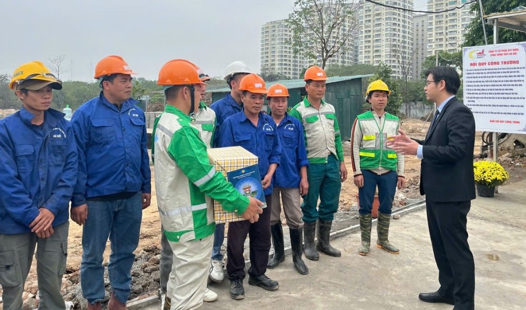 Lãnh đạo LĐLĐ thành phố Hà Nội thăm, động viên công nhân lao động làm việc xuyên Tết