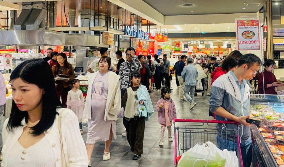Khu ẩm thực trung tâm thương mại Hà Nội kín chỗ dịp Tết