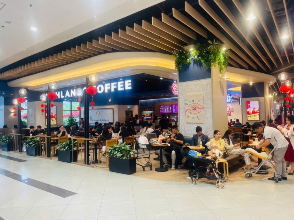 Khu ẩm thực trung tâm thương mại Hà Nội kín chỗ dịp Tết