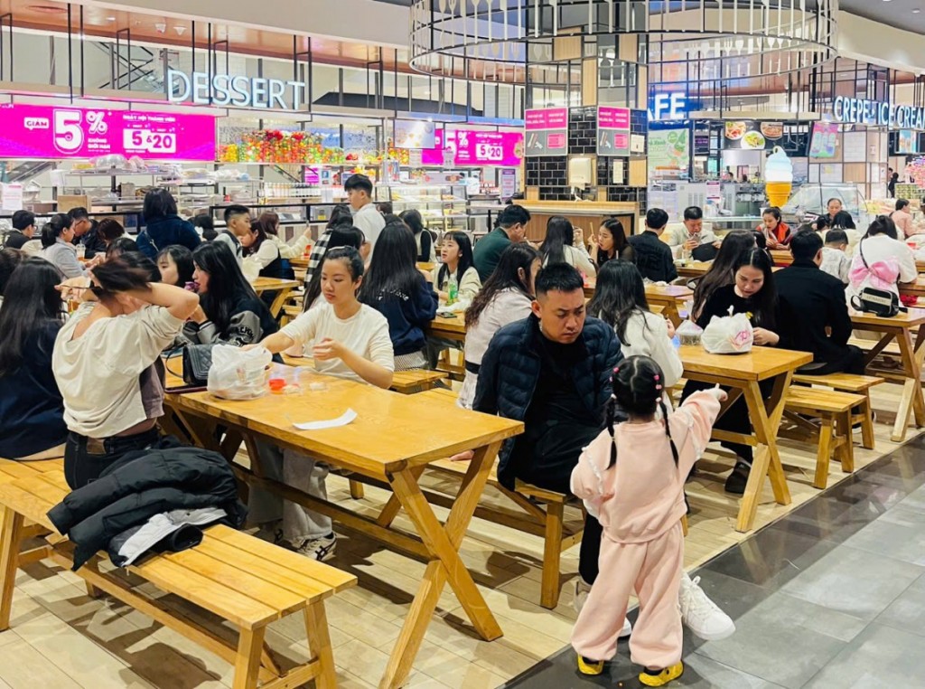 Khu ẩm thực trung tâm thương mại Hà Nội kín chỗ dịp Tết