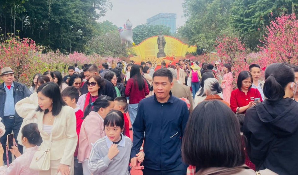 Vườn hoa Lý Thái Tổ đông kín người check-in dịp Tết Nguyên đán Bính Ngọ 2026