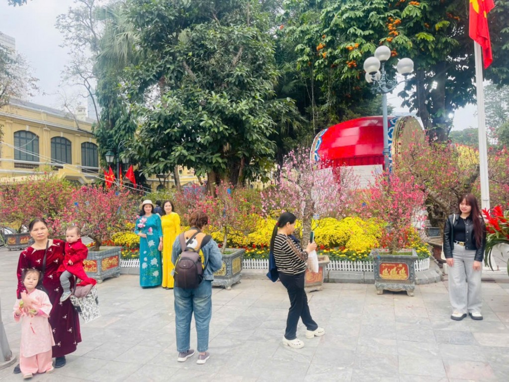 Vườn hoa Lý Thái Tổ đông kín người check-in dịp Tết Nguyên đán Bính Ngọ 2026 Vườn hoa Lý Thái Tổ đông kín người check-in dịp Tết Nguyên đán Bính Ngọ 2026