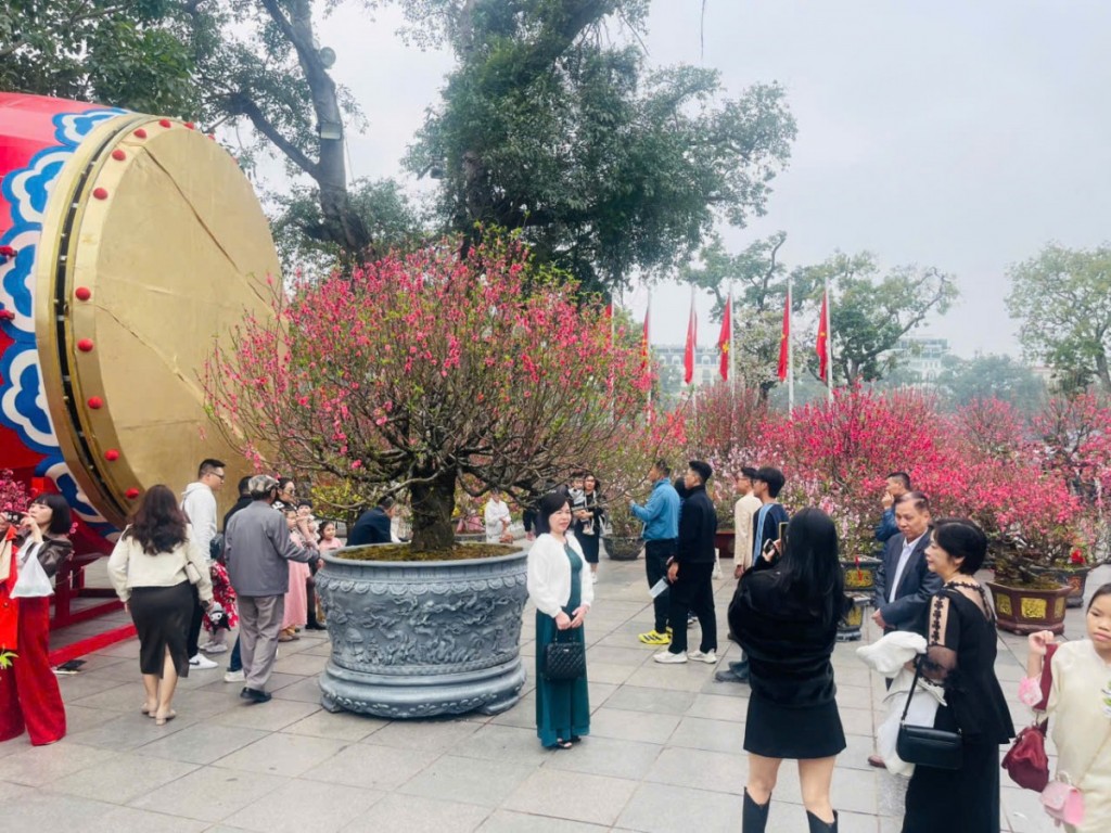 Vườn hoa Lý Thái Tổ đông kín người check-in dịp Tết Nguyên đán Bính Ngọ 2026 Vườn hoa Lý Thái Tổ đông kín người check-in dịp Tết Nguyên đán Bính Ngọ 2026